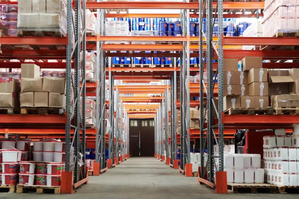 Na zdjęciu widać regały magazynu wysokiego składowania wypełniony towarami. wdrożenie wms