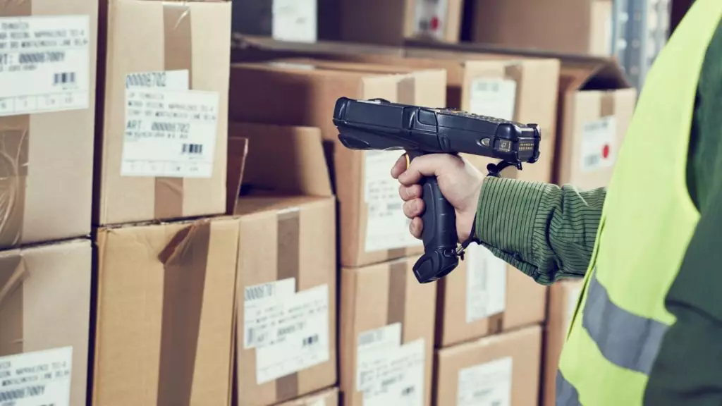 Codzienna praca w magazynie i procesy logistyczne optymalizowane przez algorytmy sztucznej inteligencji