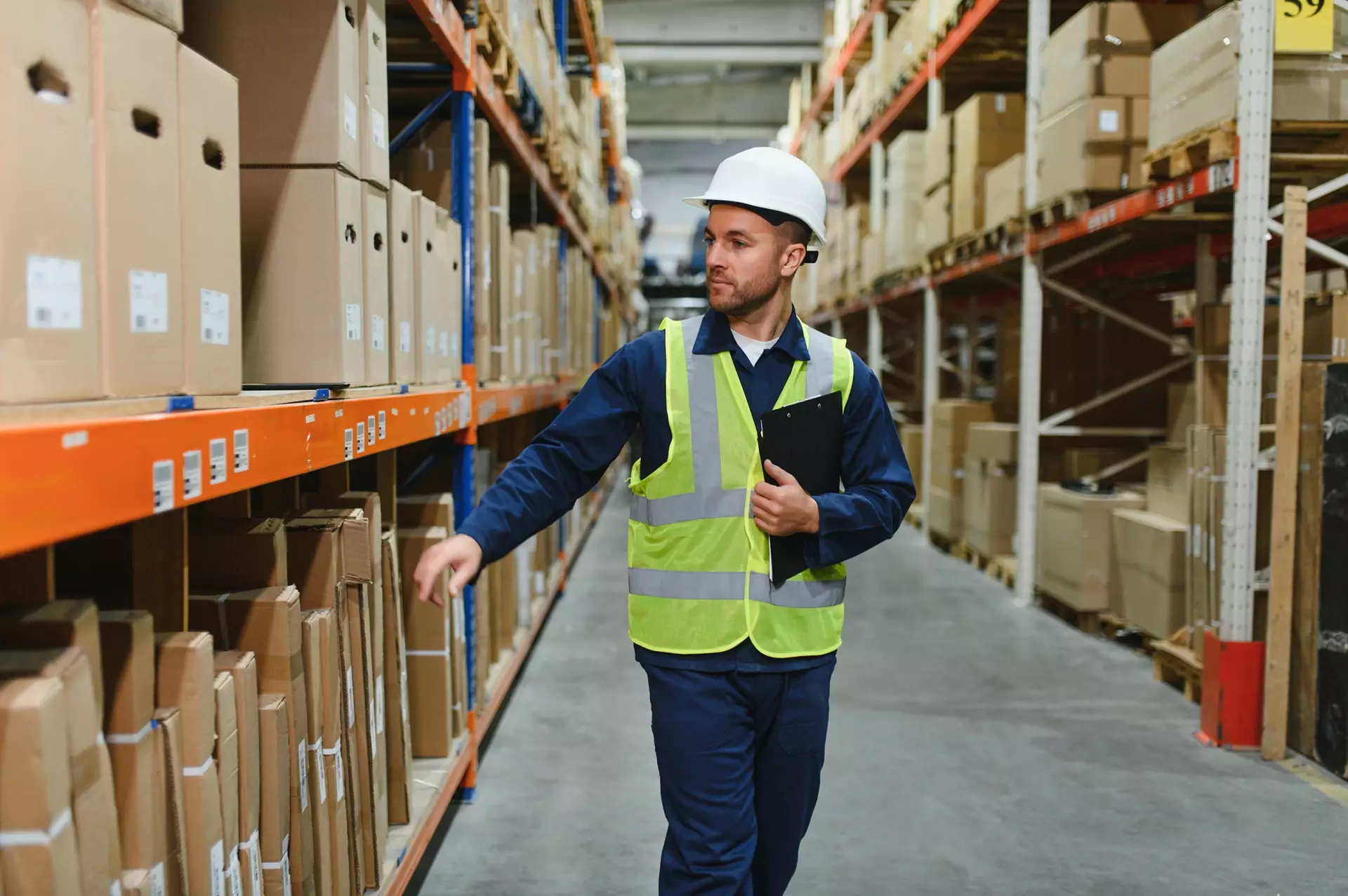 Magazynier sprawdza stany magazynowe.