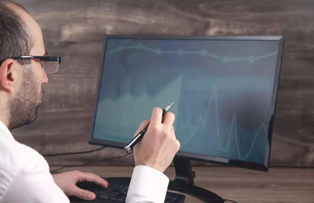 Biznesmen przeprowadzający analizę KPI