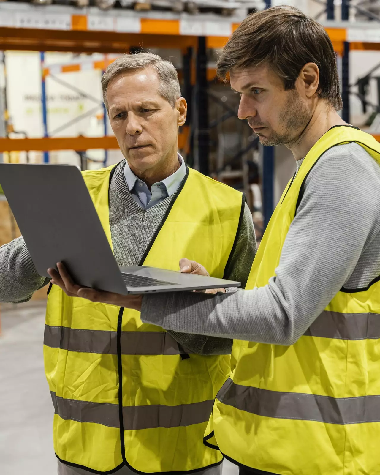 Magazynierzy pracujący nad czymś na laptopie