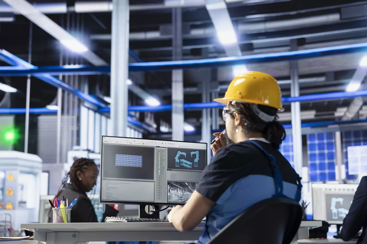 Pracownicy produkcji przy komputerach